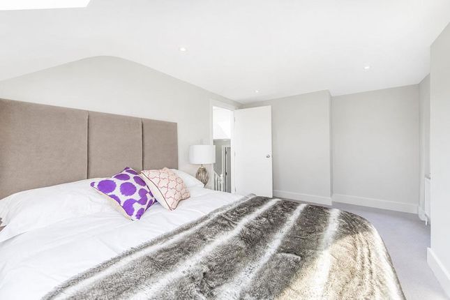 Flat 2, 16, Mount Row, London photo 4
