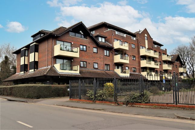 Thumbnail Flat for sale in Ray Park Road, Maidenhead