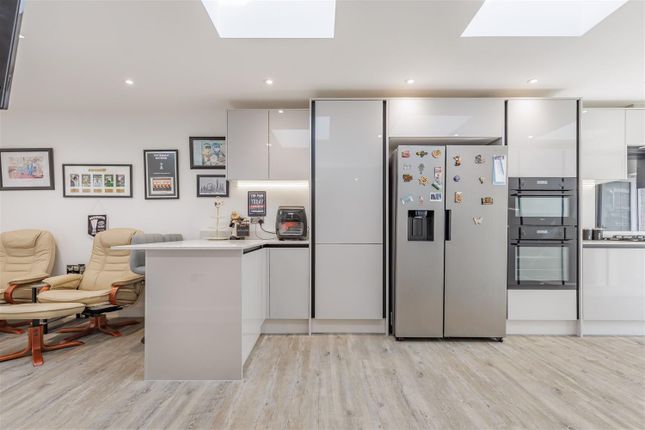 7, St. Marys Way, Chigwell photo 3