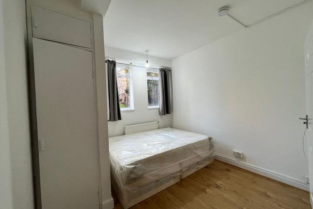 Room to rent in John Aird Court, Maida Vale