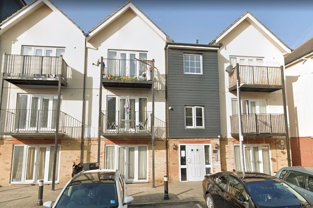 Thumbnail Flat for sale in Blackthorn Rd, Ilford