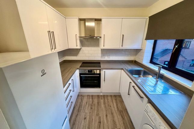 Flat Flat 9, Checketts Court, Droitwich Road, Worcester photo 4