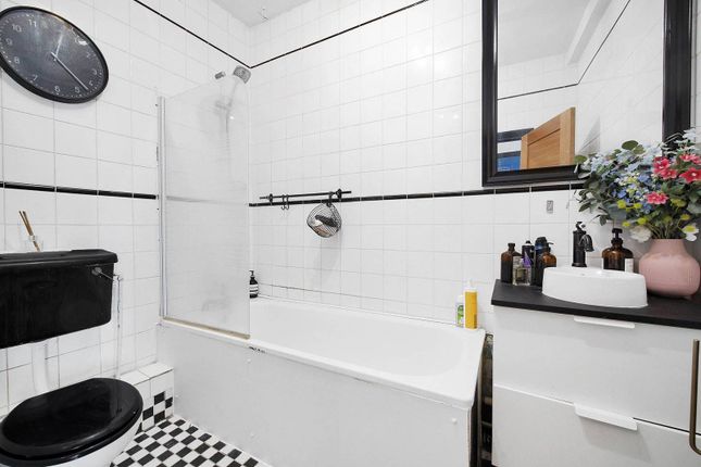 Flat for sale in Cannon Street Road, Tower Hamlets, London