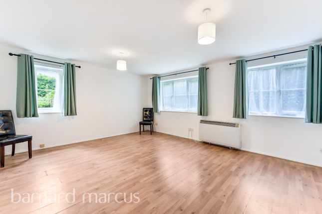 206, Redford Close, FELTHAM photo 4