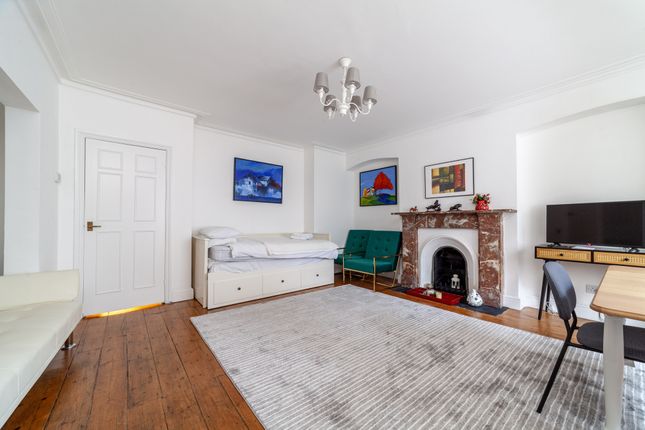 Flat to rent in North End Road, London