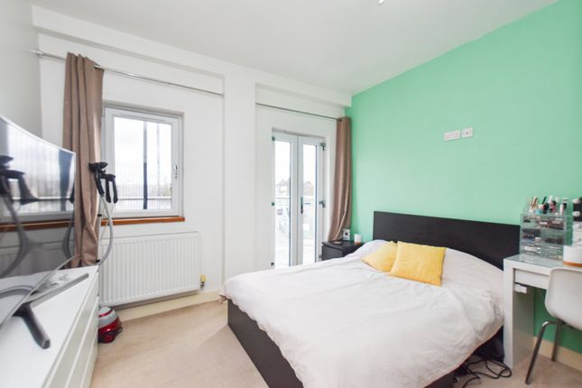 Flat 10 Spence Court, 7, Woodside Green, London photo 2