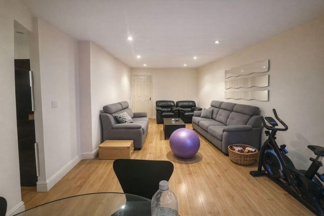 Flat 16, Sixpenny Court, Tanner Street, Barking photo 2