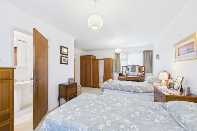 2, The Oaks, Broadstairs photo 4
