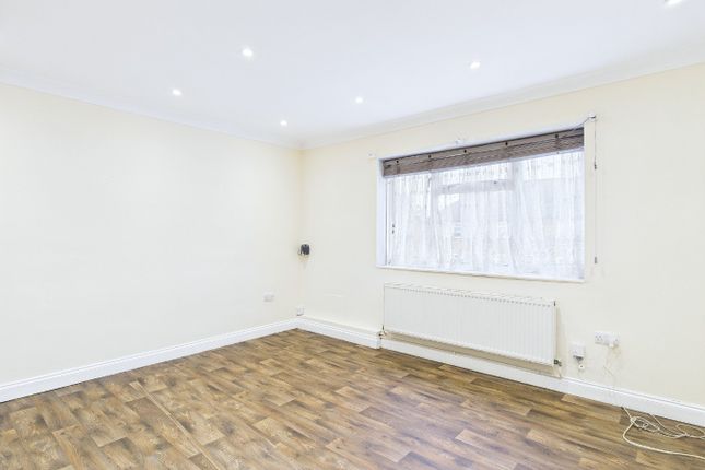 12 Frances Gardens, South Ockendon, Essex photo 3
