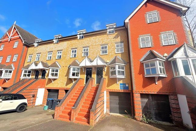 4-bed house on Vale Farm Road, Woking, £2,300/mo