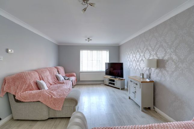 38, Findon Gardens, Rainham photo 4