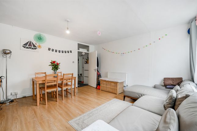 Flat for sale in Ibsley Gardens, London