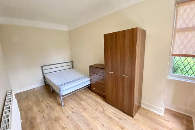 Flat 2, Sefton Court, Leeds photo 5