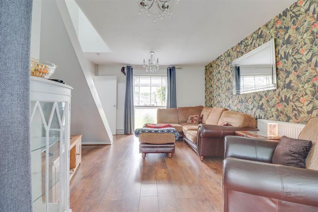 5, Royal Oak Drive, Wickford photo 3