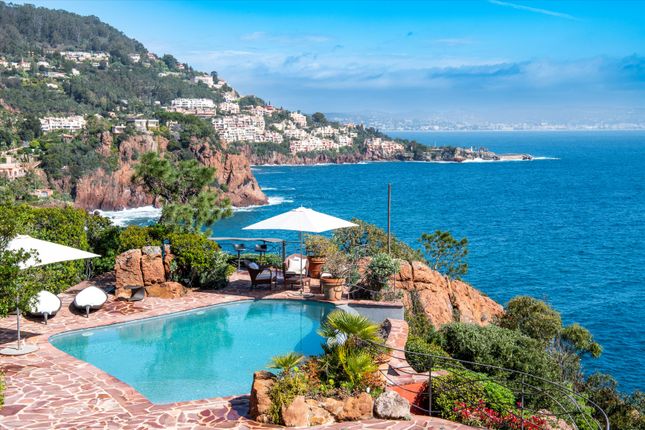 Villa for sale in Théoule-Sur-Mer, Alpes Maritimes, Provence-Alpes-Côte d`Azur, France
