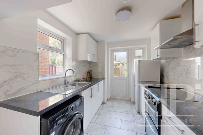 3 Tennyson Close, Crawley photo 3