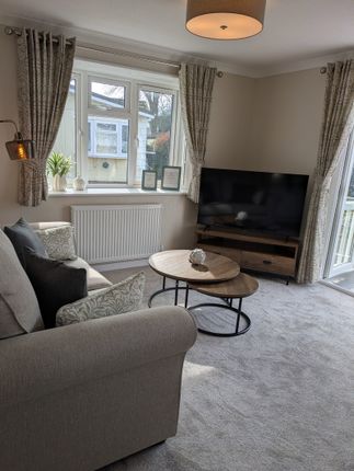 22, Holy Acre, Roydon photo 5