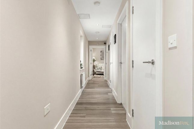 2, Royal Oak Close, Essex photo 2