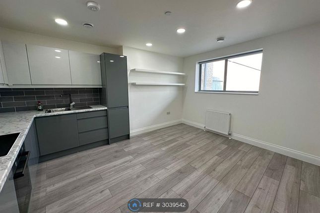 Flat, B High St, Barnet photo 2
