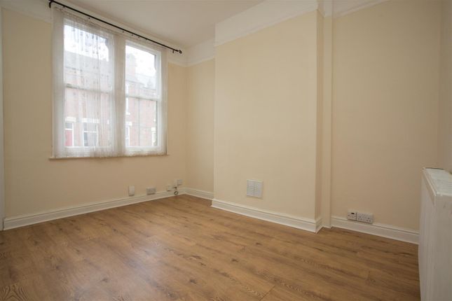 Terraced house to rent in Harcourt Road, Forest Fields, Nottingham