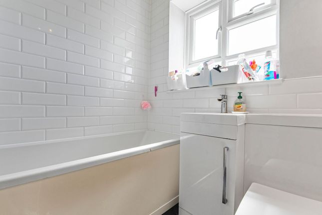Flat 14 Burntwood Court,, Burntwood Lane, London photo 4
