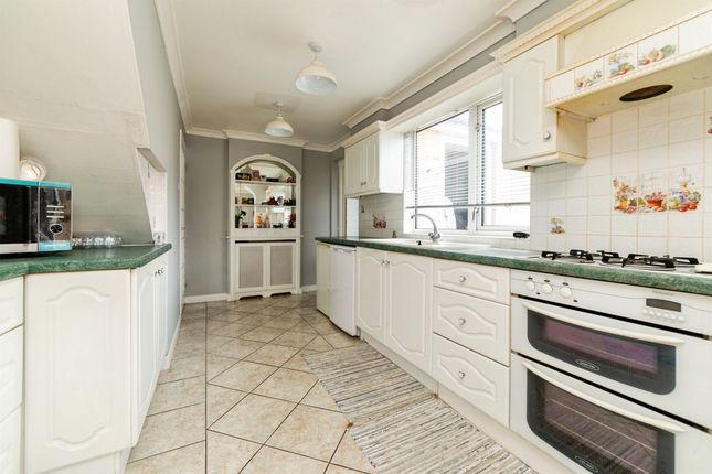 87, Archer Road, Stevenage photo 3