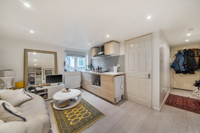 446b, Streatham High Road, London photo 3