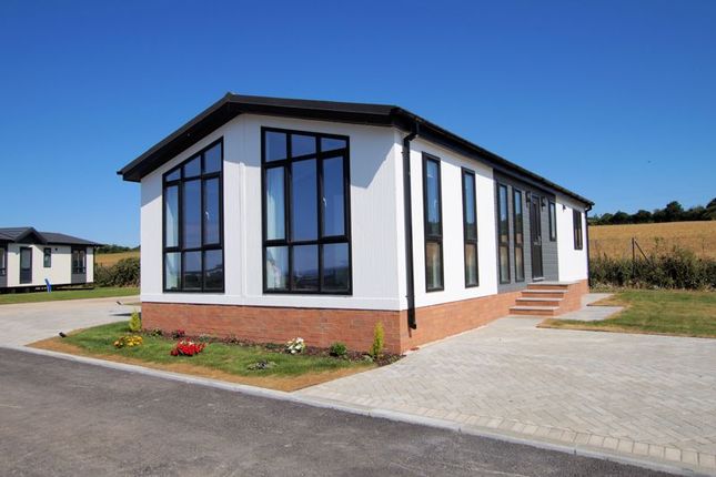 2-bed caravan on 'Barton Heights', Upper Cornaway Lane, Fareham, £300,000