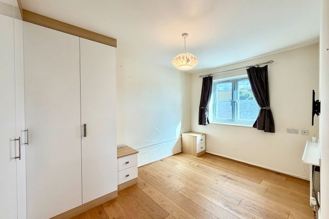10, Fakenham Close, London photo 4