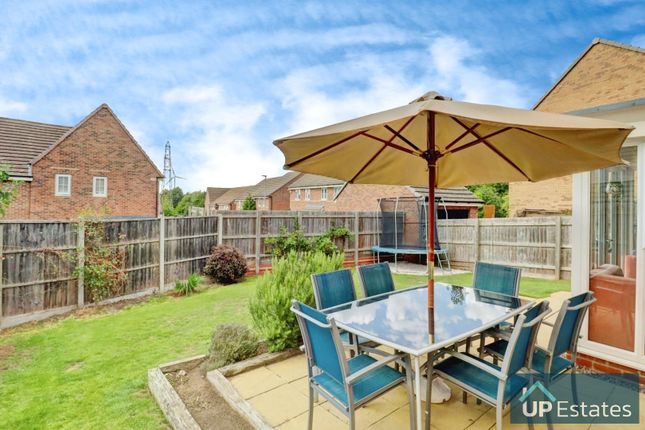 21, Cowley Meadow Way, Crick photo 2