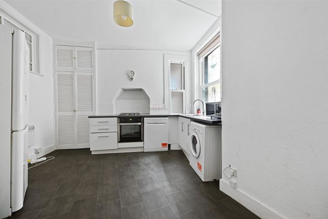 Flat 12, Digby Mansions, Hammersmith Bridge Road, London photo 3
