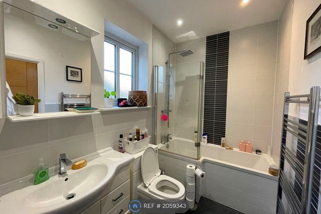 Flat to rent in Durham Road, Raynes Park