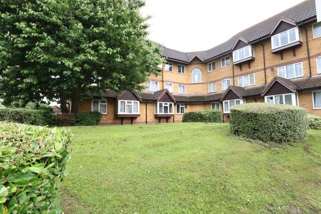 Flat to rent in Frobisher Road, Erith, Kent