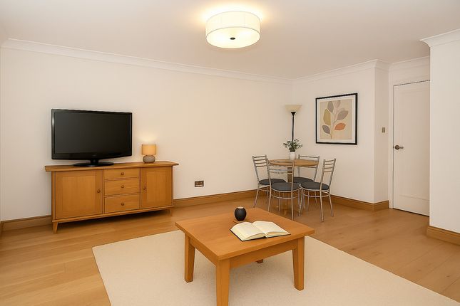 Flat Flat F, 26, Redan Place, London photo 2