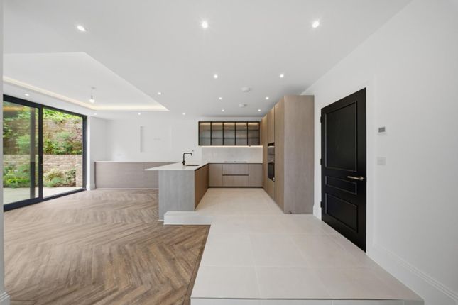 8 Bear Court, 6, Castlebar Hill, London photo 3