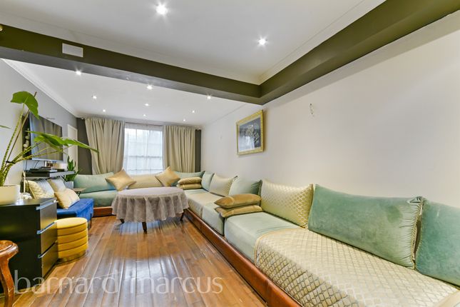Maisonette for sale in Old Town, London