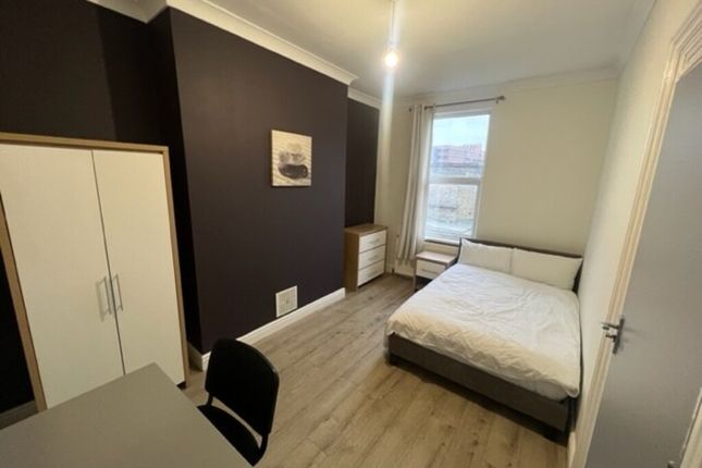 Shared accommodation to rent in Railway Street, Chatham