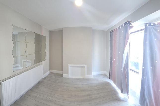 93 Costons Avenue, GREENFORD photo 2