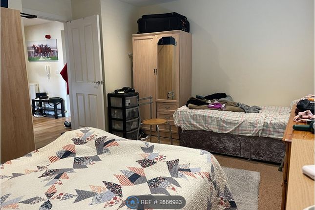 Flat, Simran House Ilbury Close, Shinfield photo 4