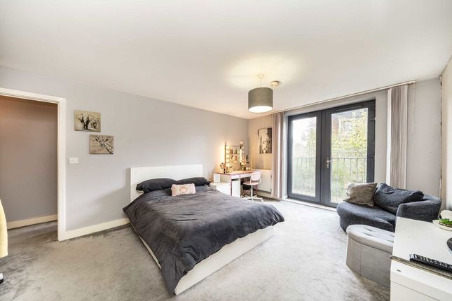 Needleman Close, London photo 4