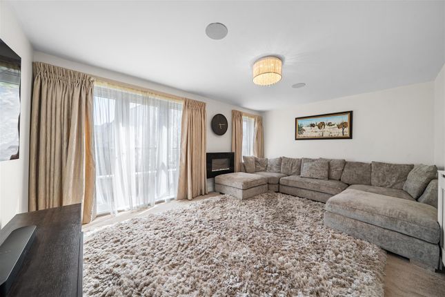 21, Hawker Drive, Addlestone photo 2