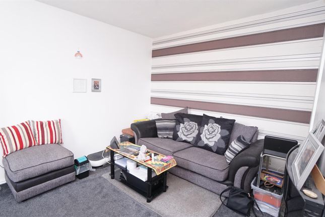 10 Caistor Garth, Rowantree Drive, Bradford photo 3