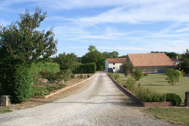 Thumbnail Country house for sale in Fontaine-Chalendray, Charente-Maritime, France - 17510