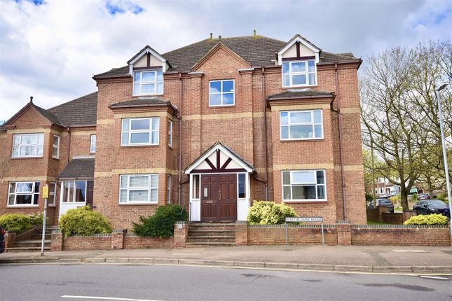 Thumbnail Flat for sale in Southcourt Road, Linslade