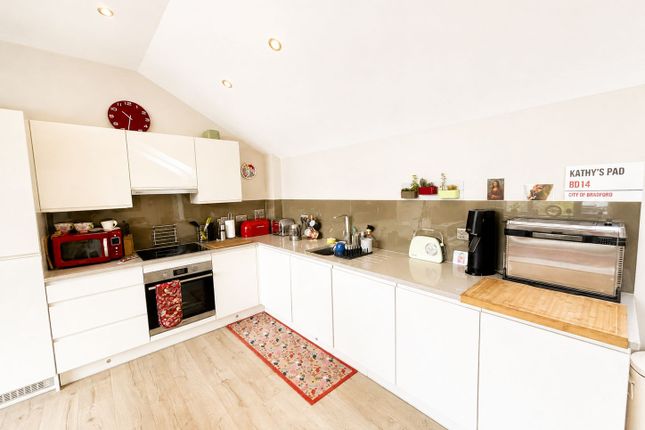 36, Chrisharben Court Green End, Bradford photo 4