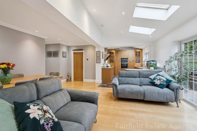 2 Huntercrombe Gardens, Watford photo 4