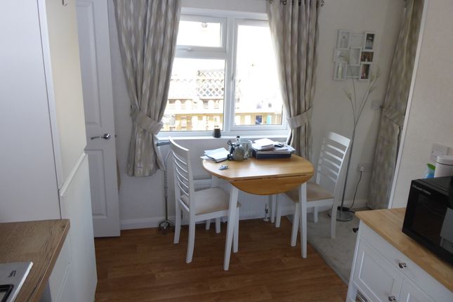 17 The Rowans, Woodbine Close, Waltham Abbey photo 3