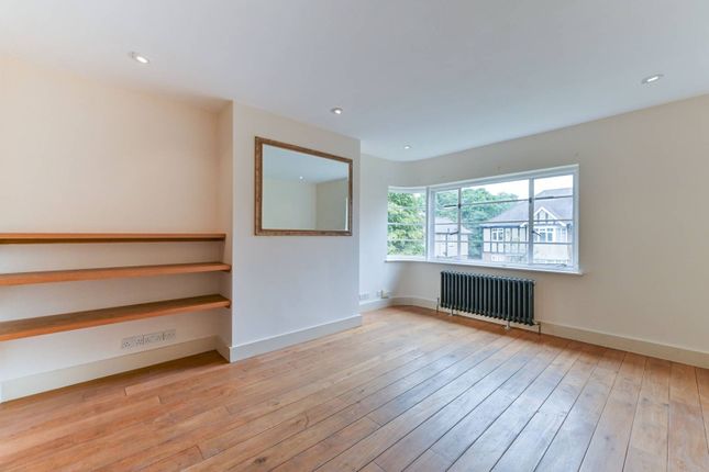 Flat to rent in Grove Avenue, Sutton