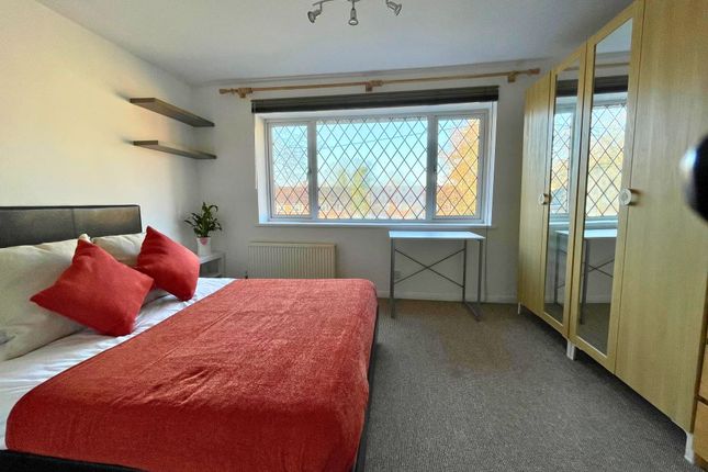 18, Pinefields Close, Crowthorne photo 4