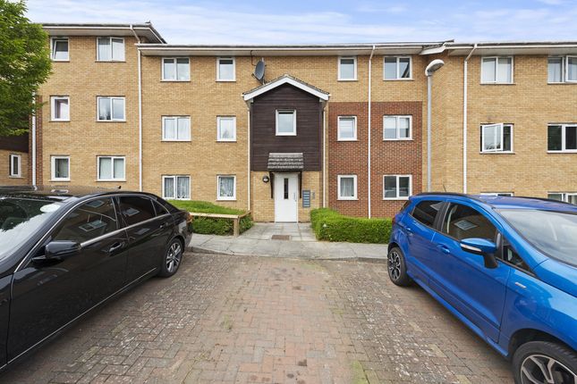 18, Perrett Gardens, Hertford photo 3